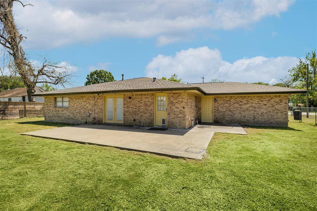 Large outdoor patio area for entertaining family and friends.