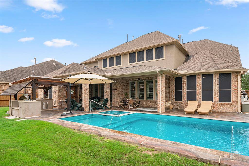 Massive 0.32 ACRE corner lot in Lakes of Bella Terra features a backyard oasis for year-round entertaining! Take a look!