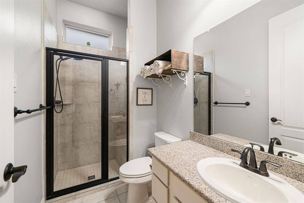 Secondary bathroom downstairs next to the secondary bedroom.
