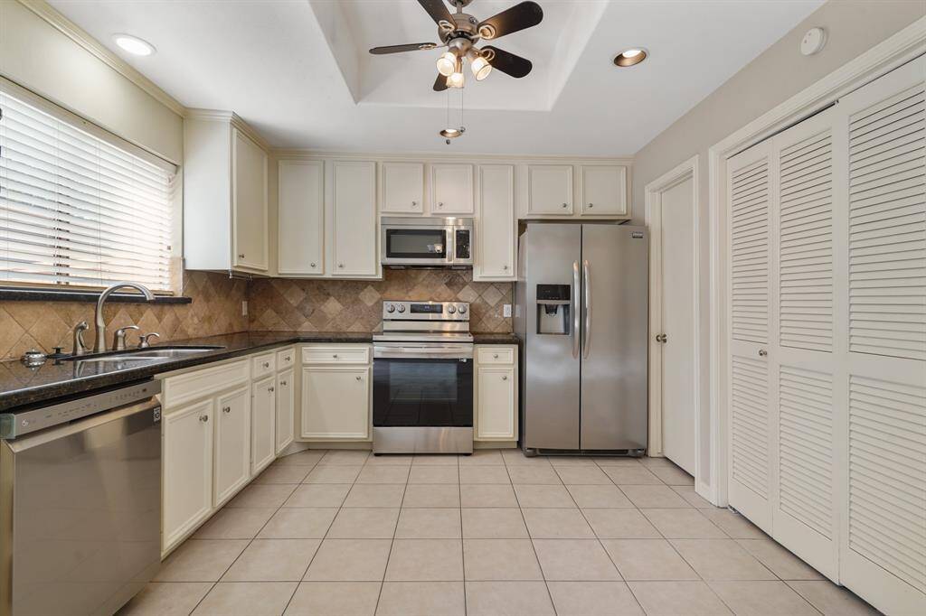 The kitchen seamlessly flows off the dining room,creating a harmonious andconnected living space. Updated all stainless steel kitchen appliances.