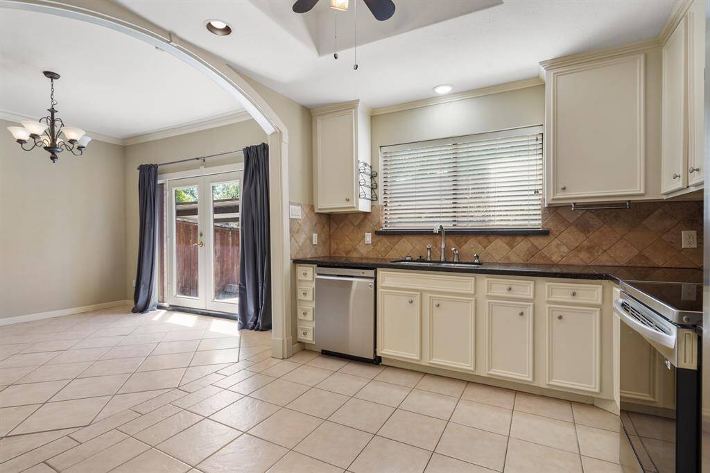 The kitchen seamlessly flows off the dining room,creating a harmonious andconnected living space. Updated all stainless steel kitchen appliances.