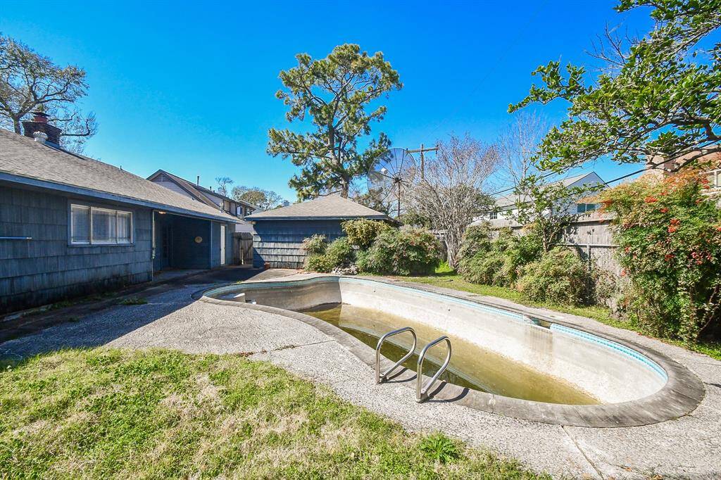 Backyard / Pool