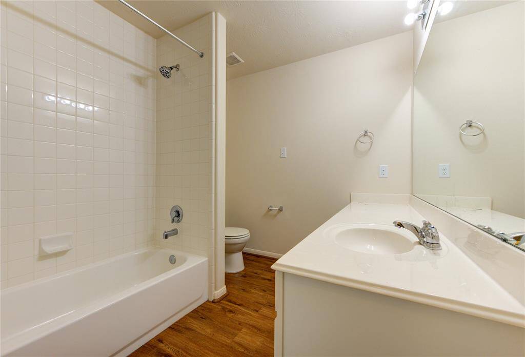 Upstairs Full Bathroom