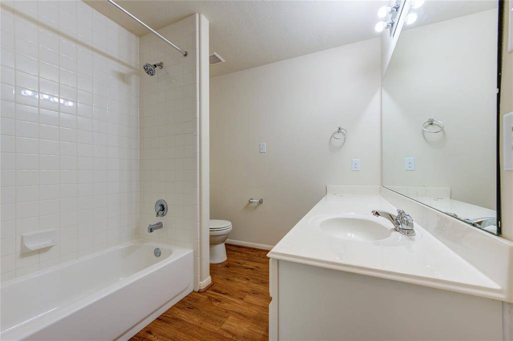 Upstairs Full Bathroom