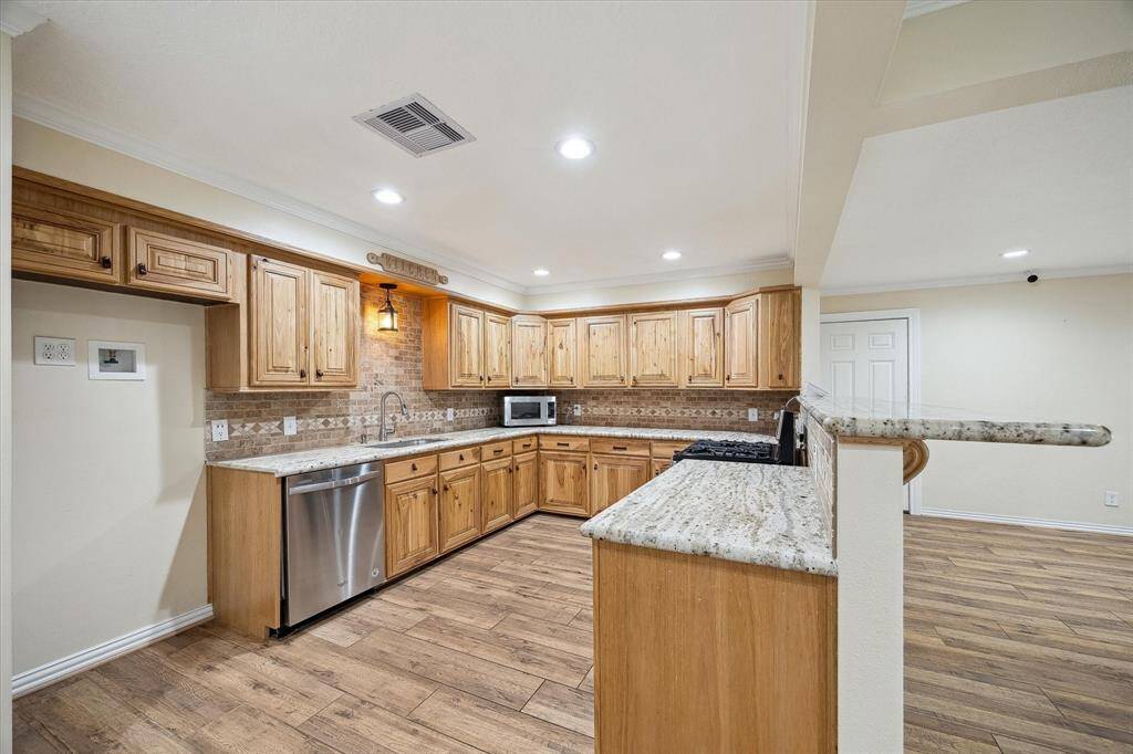 Large kitchen with tons of cabinet / counter space