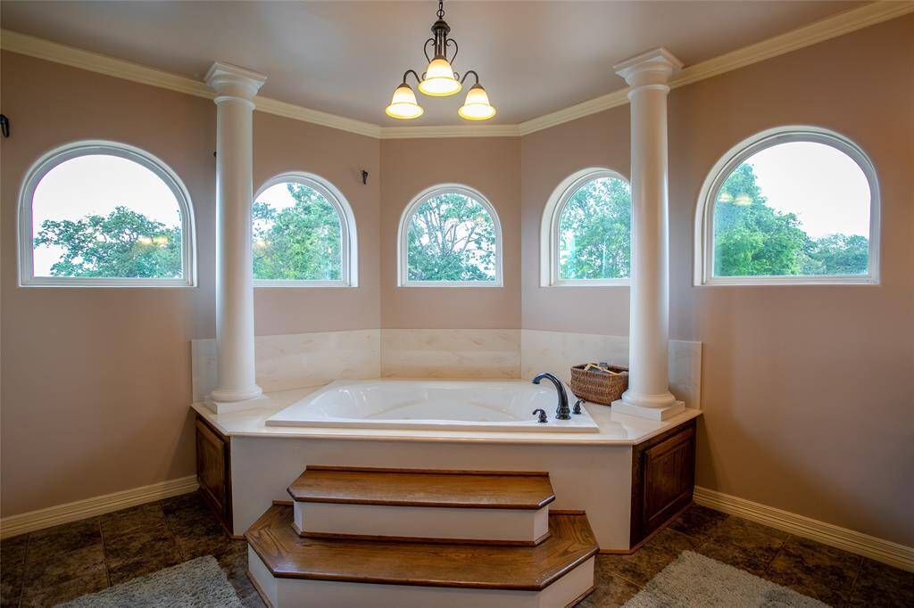 Stunning jetted tub