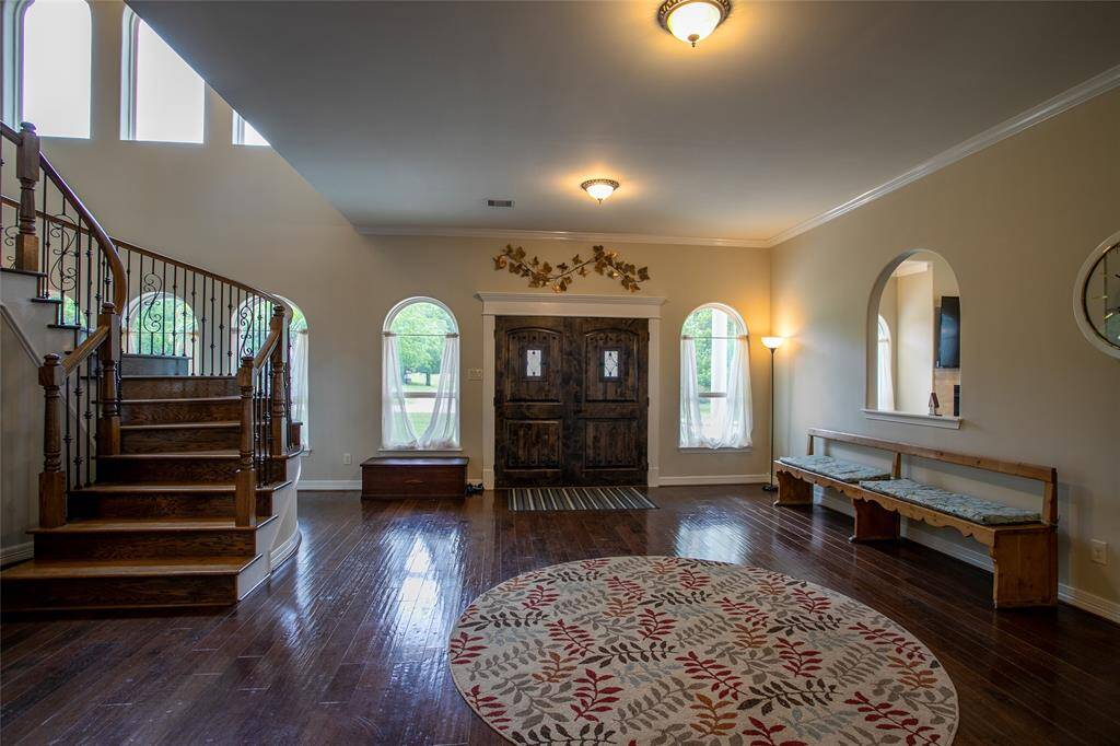 Expansive formal entryway