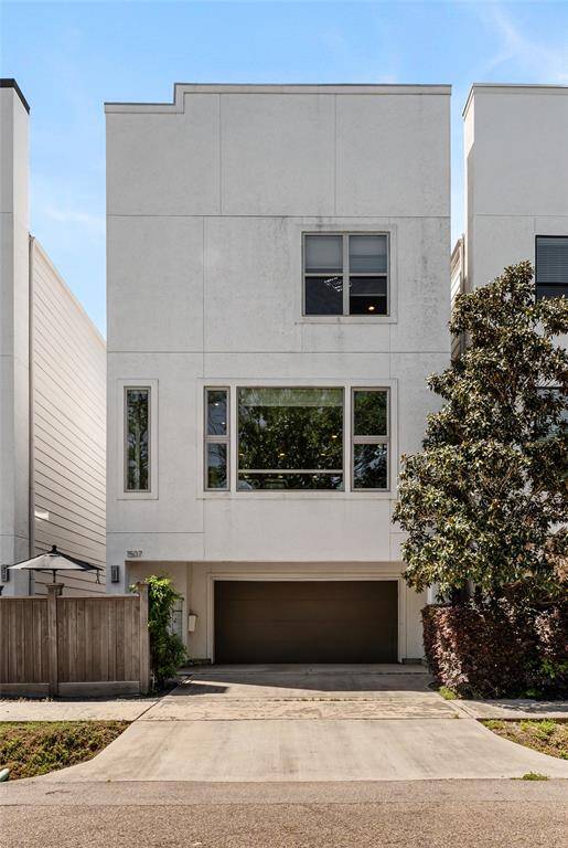 Modern, luminous 3 story home in a fantasctic location.