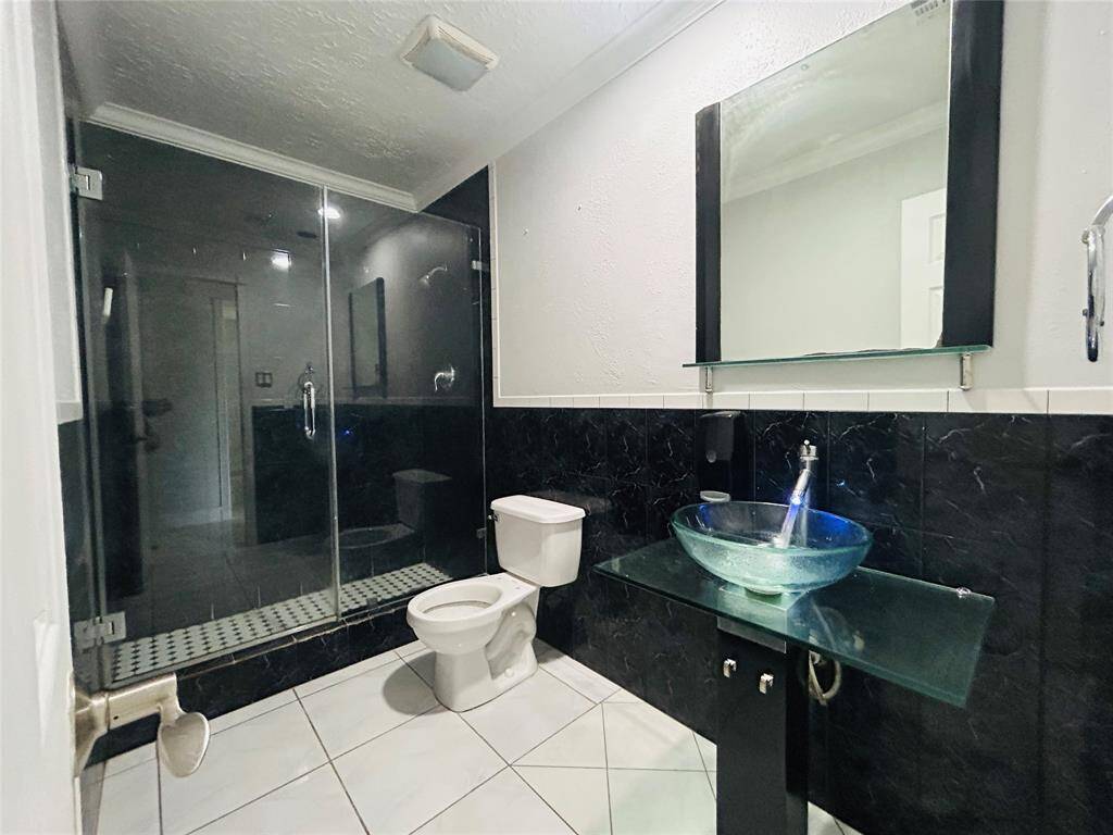 secundary bathroom