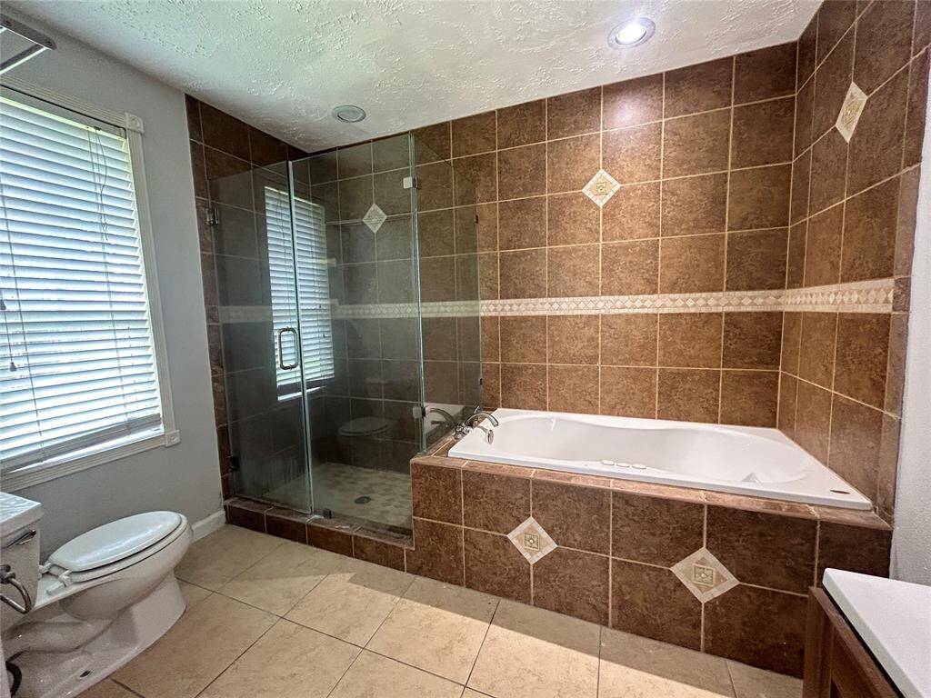 Jacuzzi in the primary bathroom.