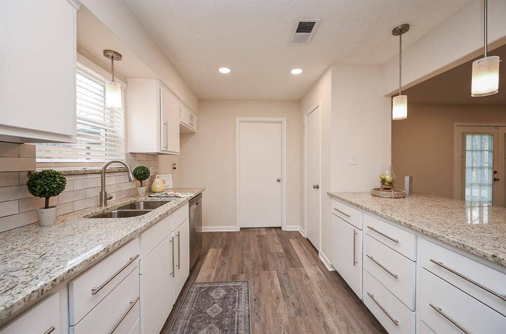 Kitchen has all new LED lighting and light fixtures!