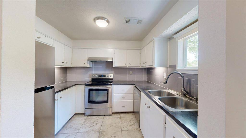 Lots of cabinet space in the kitchen