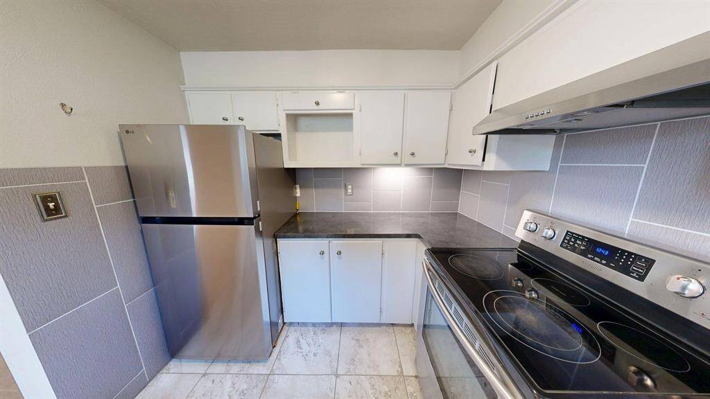 There is plenty of natural light coming in to the kitchen.