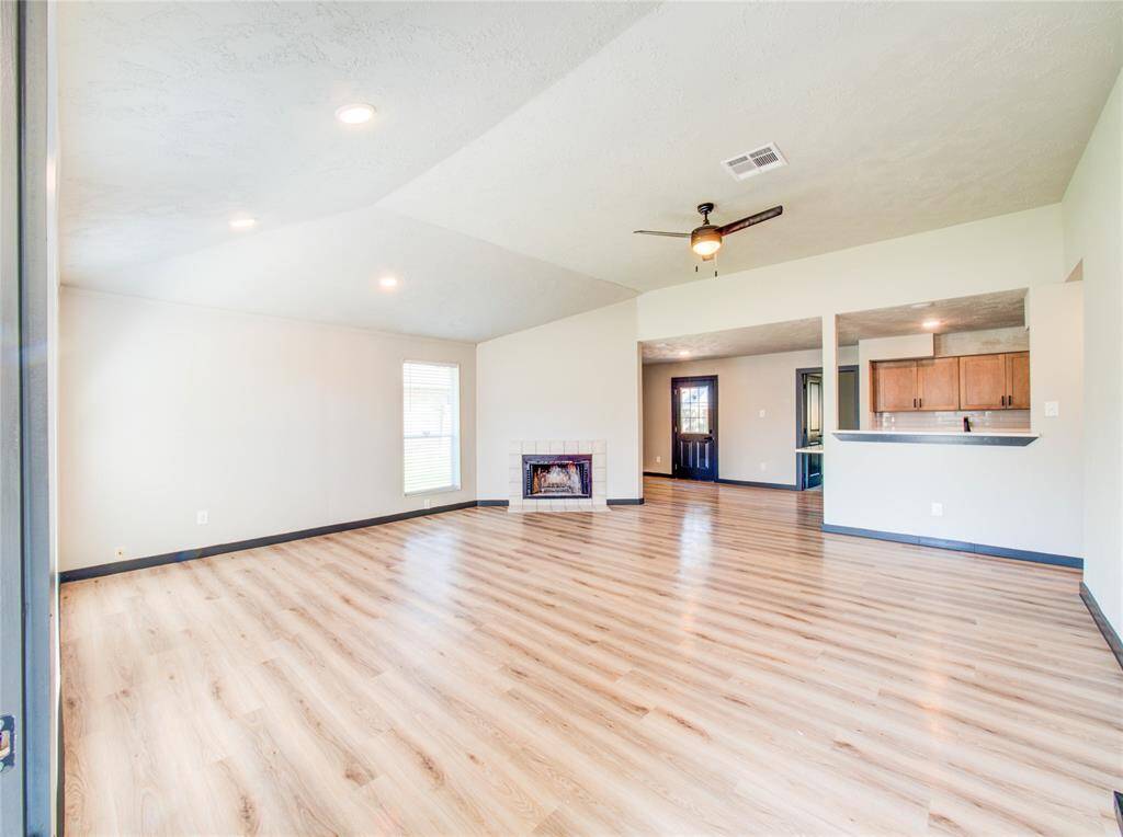 Spacious entry into your living area.