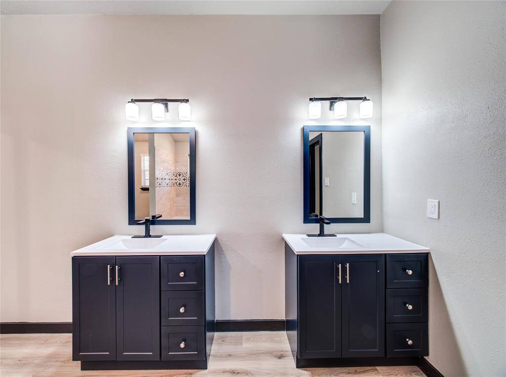 Double sinks/vanities