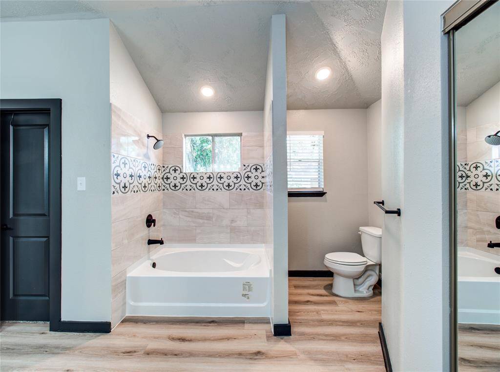 Big shower, separate toilet and 2 walk-in closets