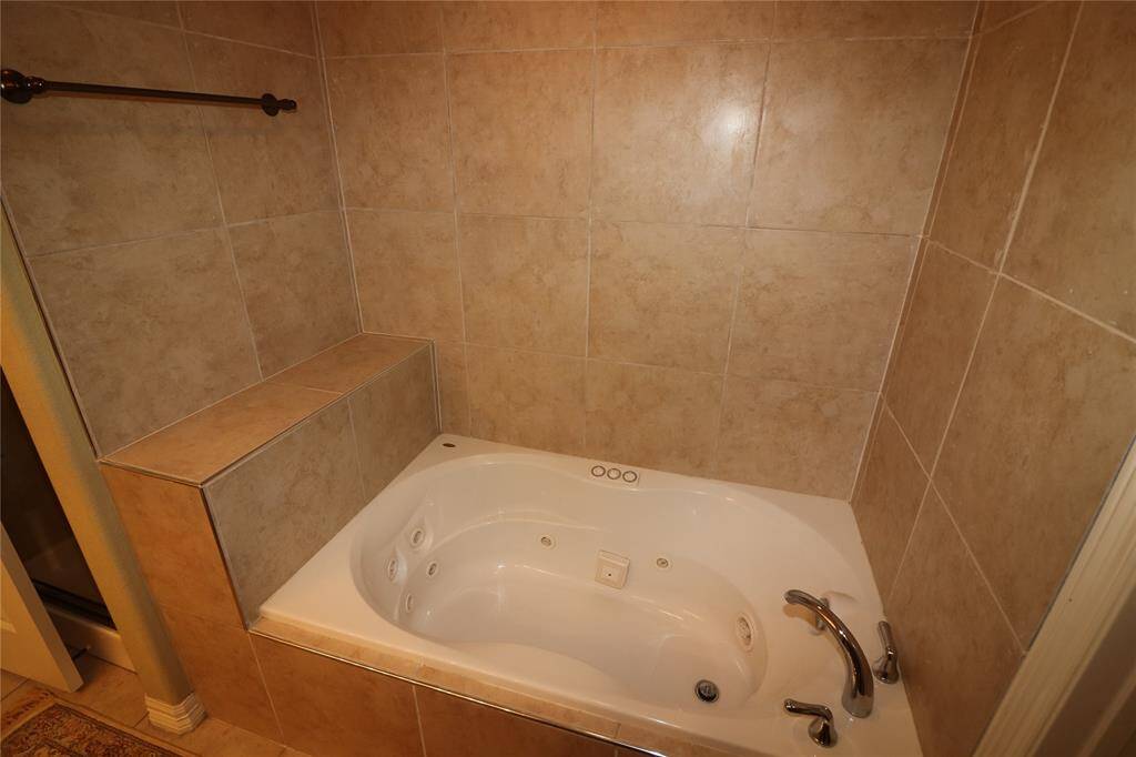 Primary jetted tub