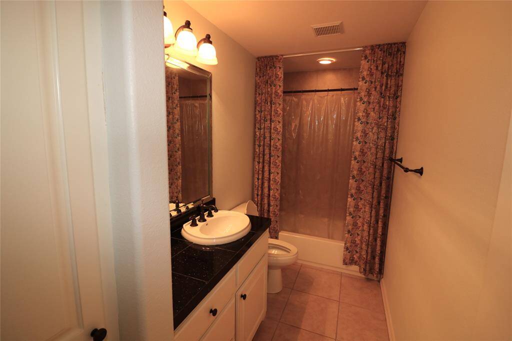 Guest full bath between upstairs bedrooms