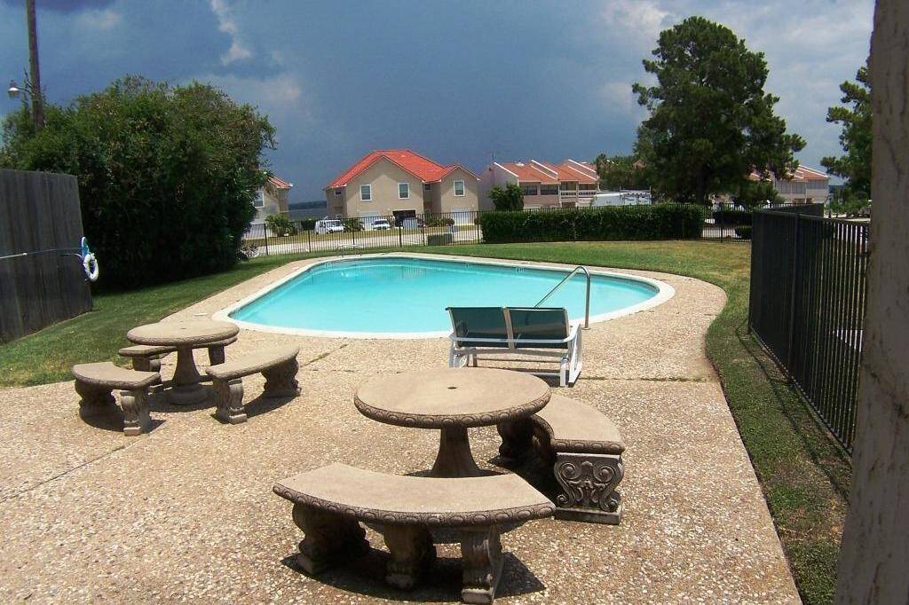 Tennis Court / Basketball Court