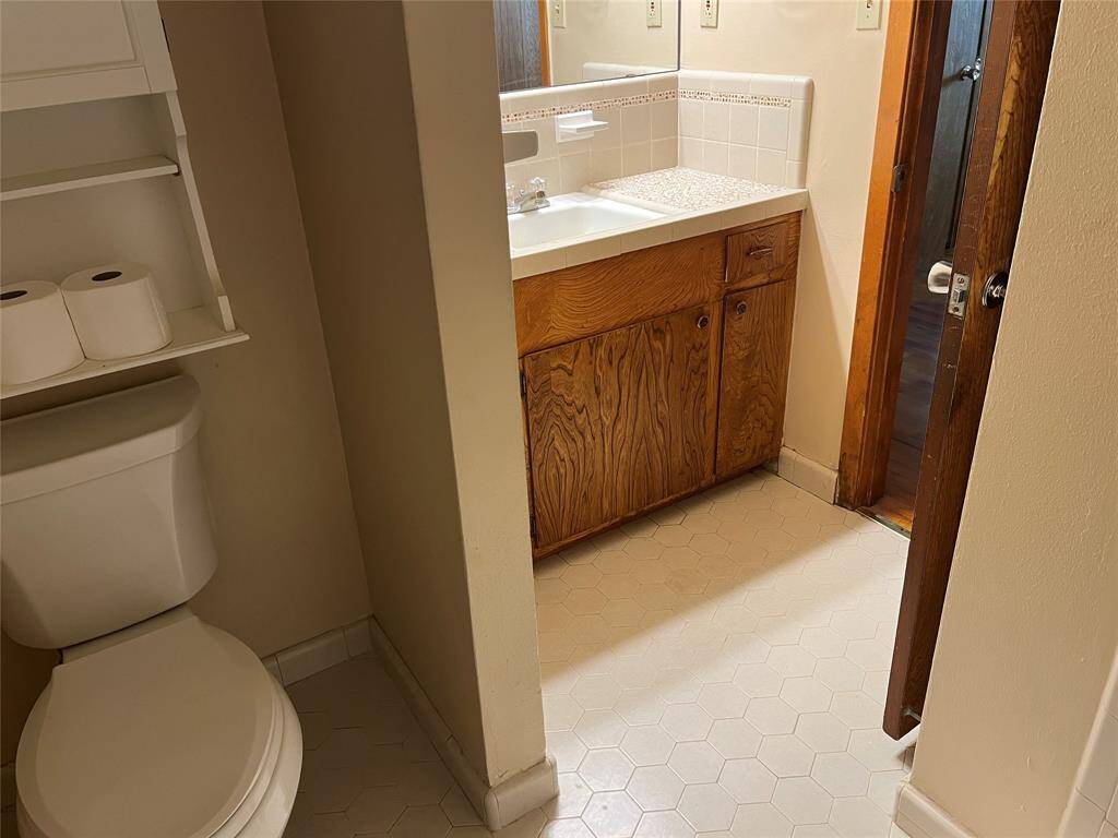 Here's another peek at the lavatory side of the little wall. The bath could be reconfigured if you want to open it up a little bit and remove the partition wall.