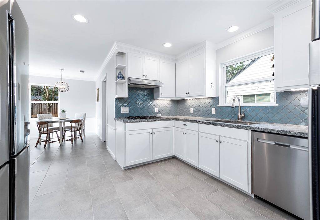 Spacious kitchen with beautiful backsplash, and a breakfast nook off the back of the home for informal meals.