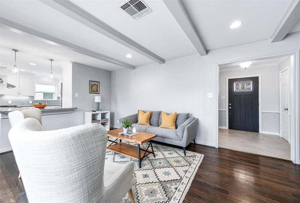 Direct access to the formal living from the front entry.