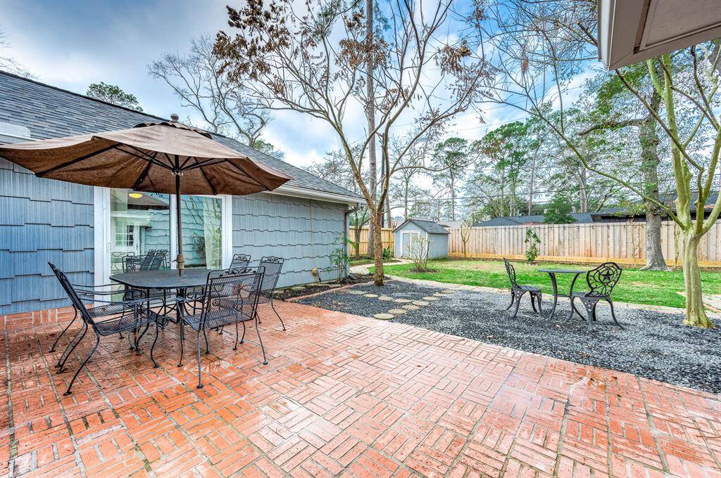 Gorgoeus brick patio, perfect for entertaining.