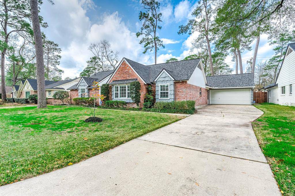 Long driveway, perfect for guests.
