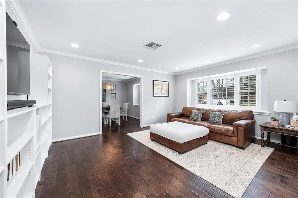 This space is a great size and has a good amount of natural light.