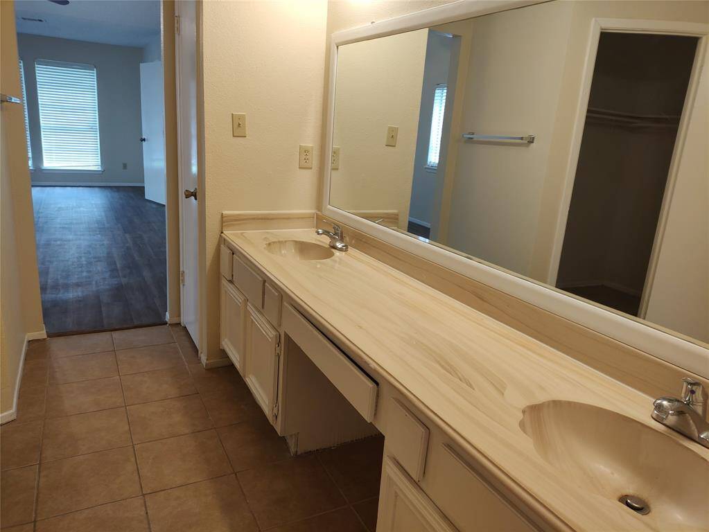 2 bathroom sinks