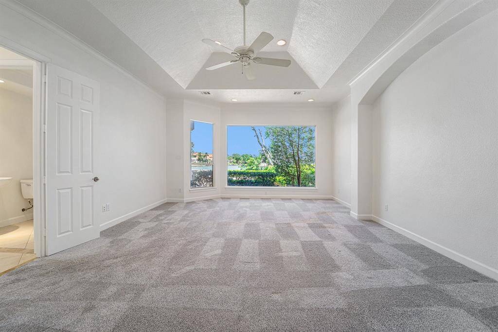 Lots of decorating options.