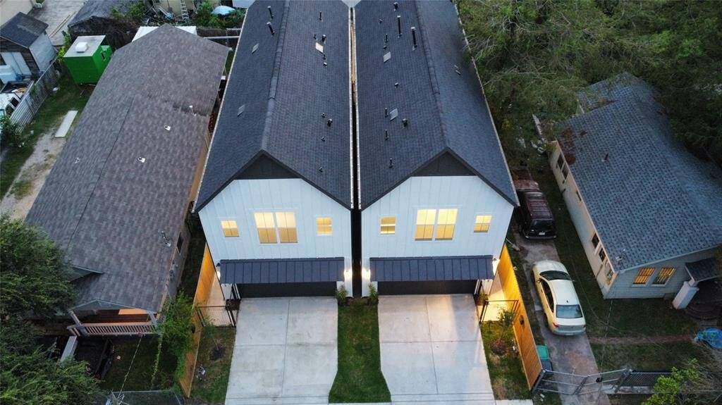 Private driveway "front loading" homes like this will be increasingly difficult to find with the City of Houston's recent code changed passed in November 2023.