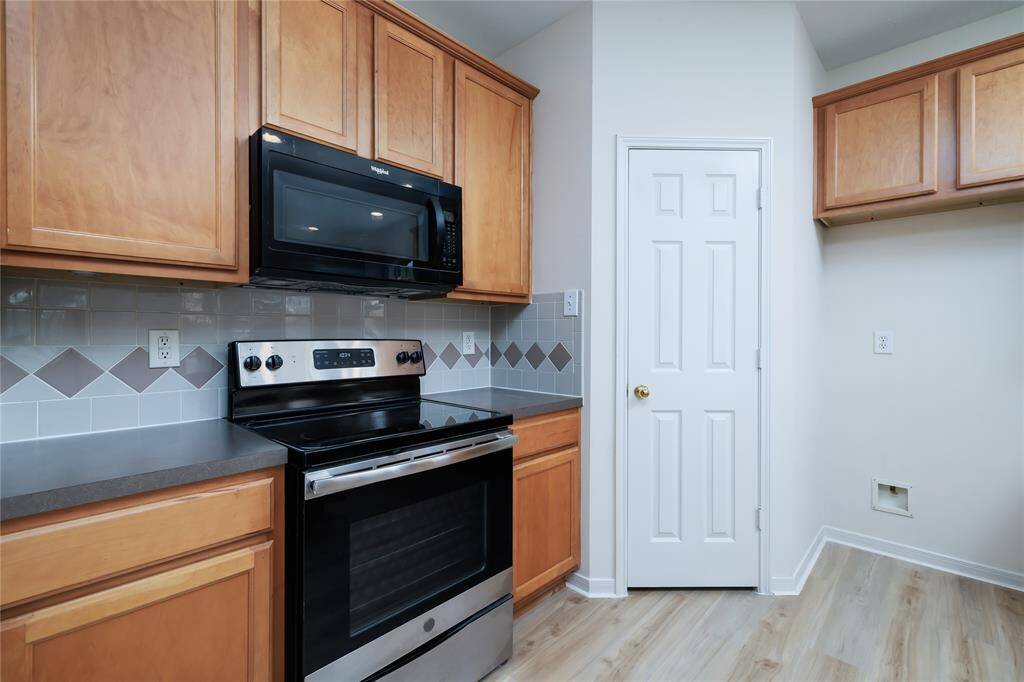 Range, built-in microwave.