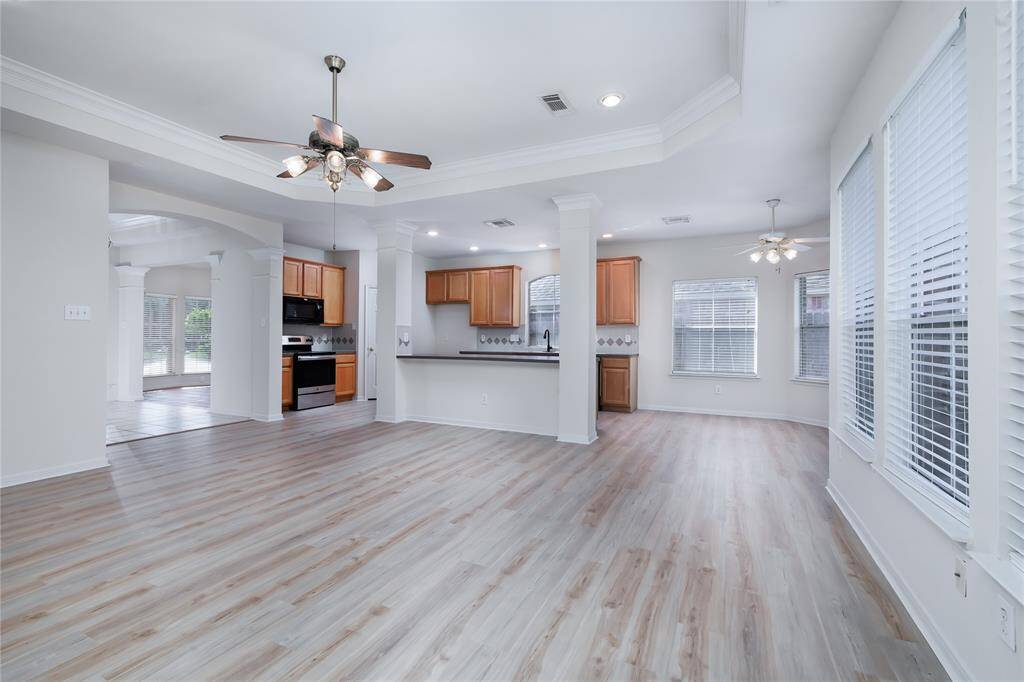 Open floor plan in the living room, kitchen and breakfast area.