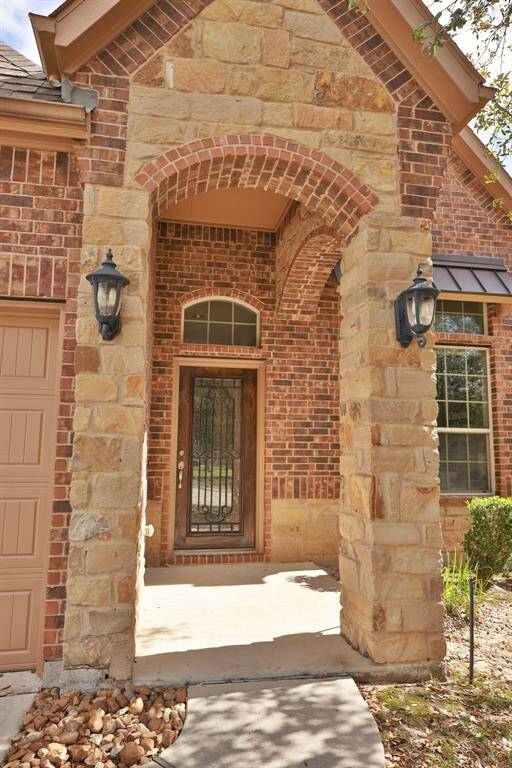 A great place to call home - Perfect for lock and leave! Schedule your tour TODAY! 0ver $50,000 in updates. PRICED BELOW HCAD VALUE for 2024 and 2025! GREAT OPPORTUNITY!