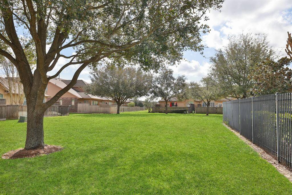 This property is ideally situated in a prime location, offering convenient access to dining, shopping, medical facilities, and major freeways. Enjoy the perfect blend of accessibility and amenities, making everyday living both easy and enjoyable.