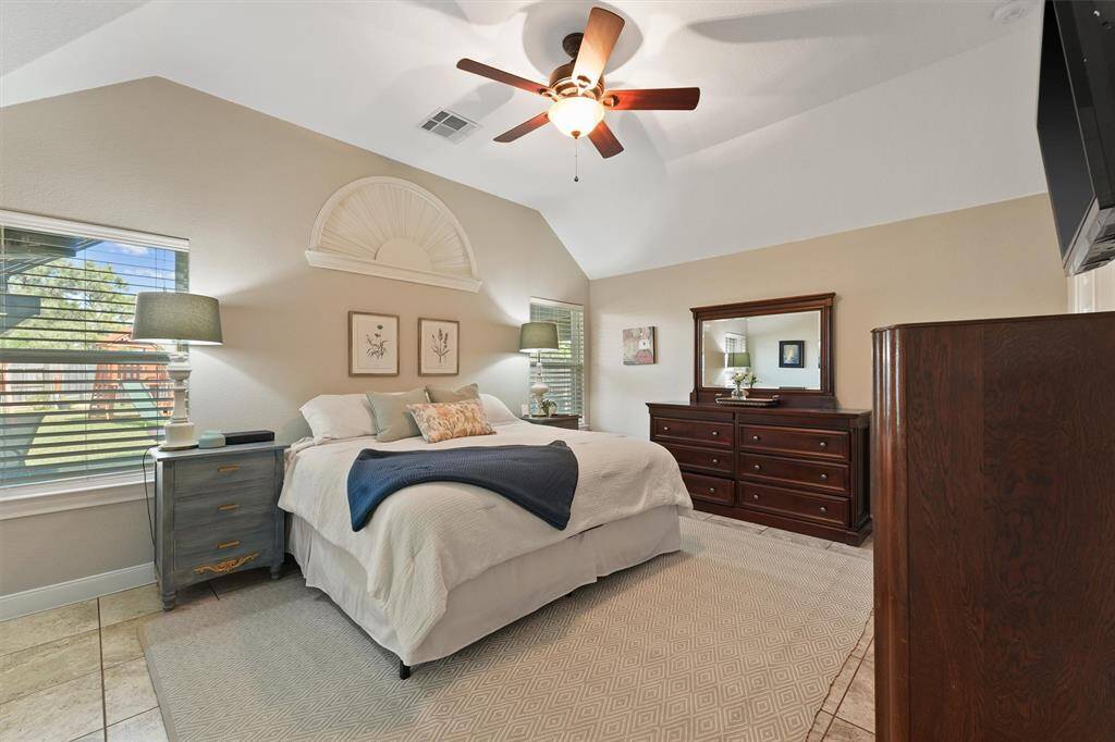 The primary bedroom is a true retreat, featuring high ceilings that enhance the sense of space. It’s a calm and peaceful sanctuary, designed for rest and relaxation with an inviting atmosphere that makes unwinding easy.