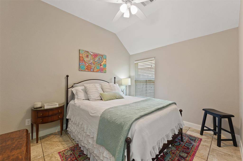 A perfect secondary bedroom for guests—offering both privacy and comfort, it’s versatile and ready to suit your needs.