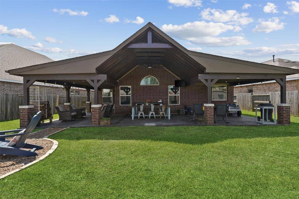 The extra large covered patio offers the perfect setting for outdoor dining and entertaining, with plenty of space for large gatherings.