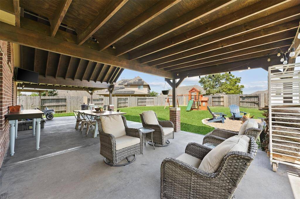 It’s an ideal spot to enjoy meals, host friends, or simply relax in a spacious, comfortable environment.