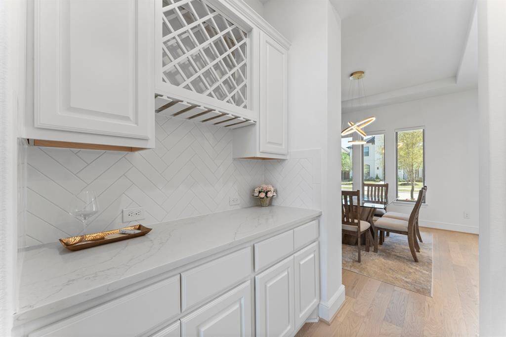 This built-in wine bar is simply amazing, the white on white color combination is timeless and elegant!
