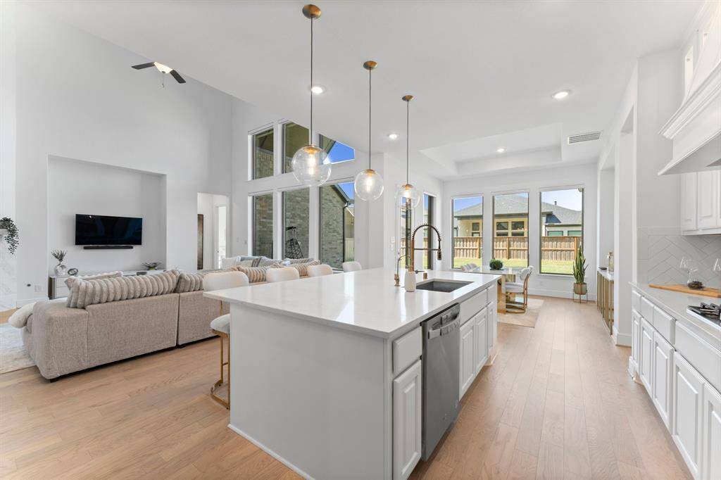 The perfect open concept floor plan, from the kitchen you can easily interact with friends or family in the family room or breakfast area!