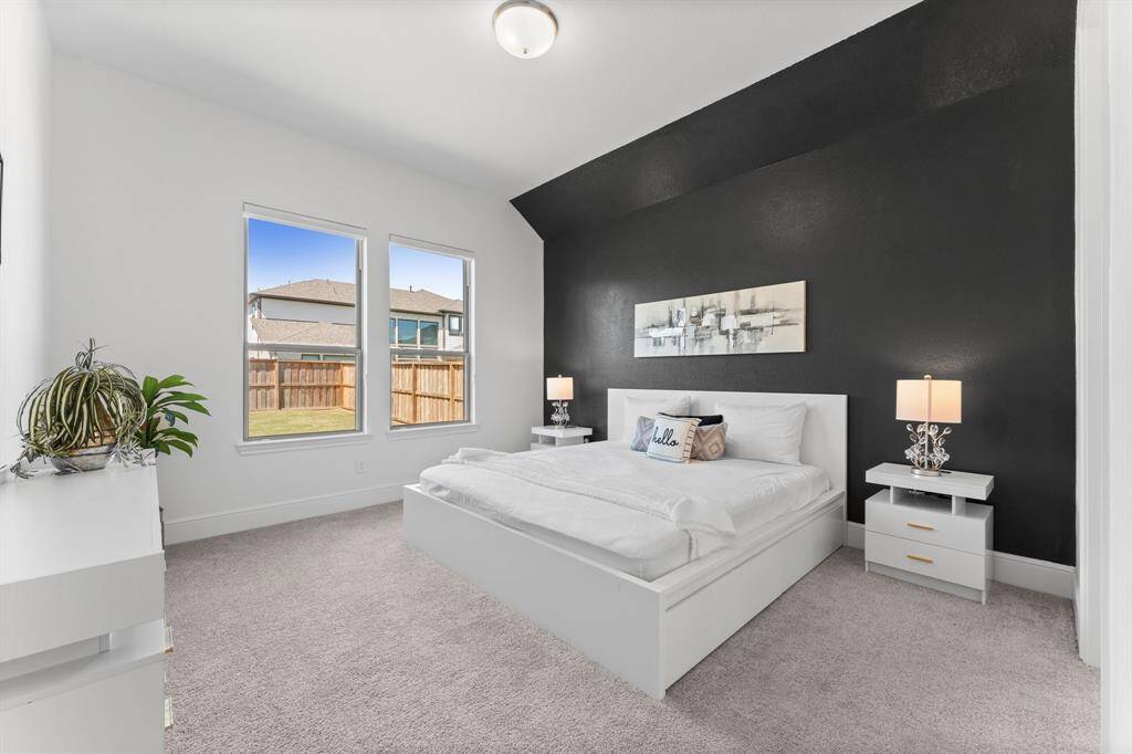This spacious secondary bedroom is located on the first floor, the perfect room for guest.