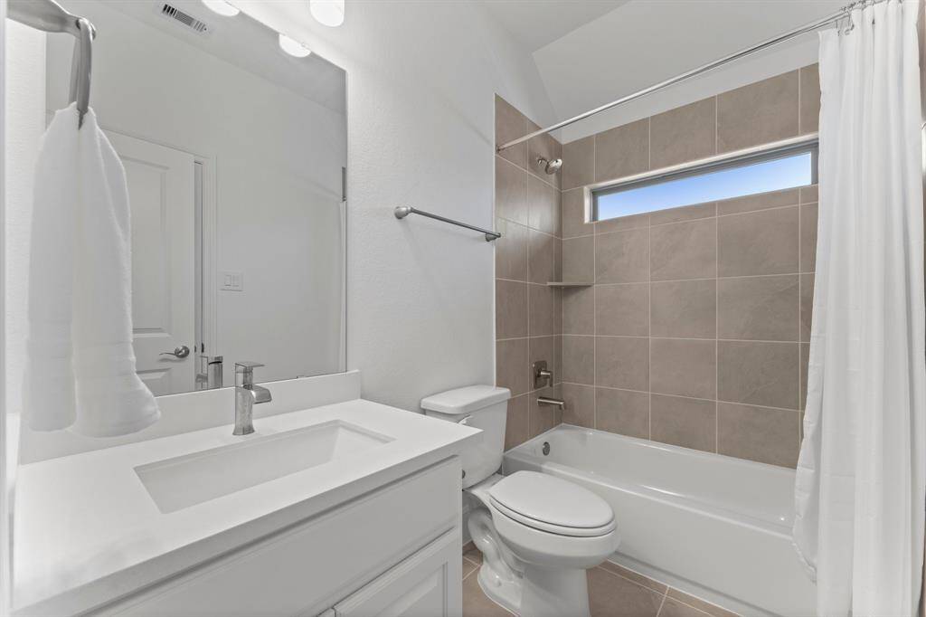 Ensuite secondary bathroom with a nice clean color combination!