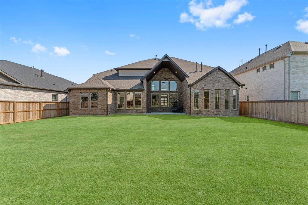 Another view of the spacious backyard, this home even looks nice from the back! :)