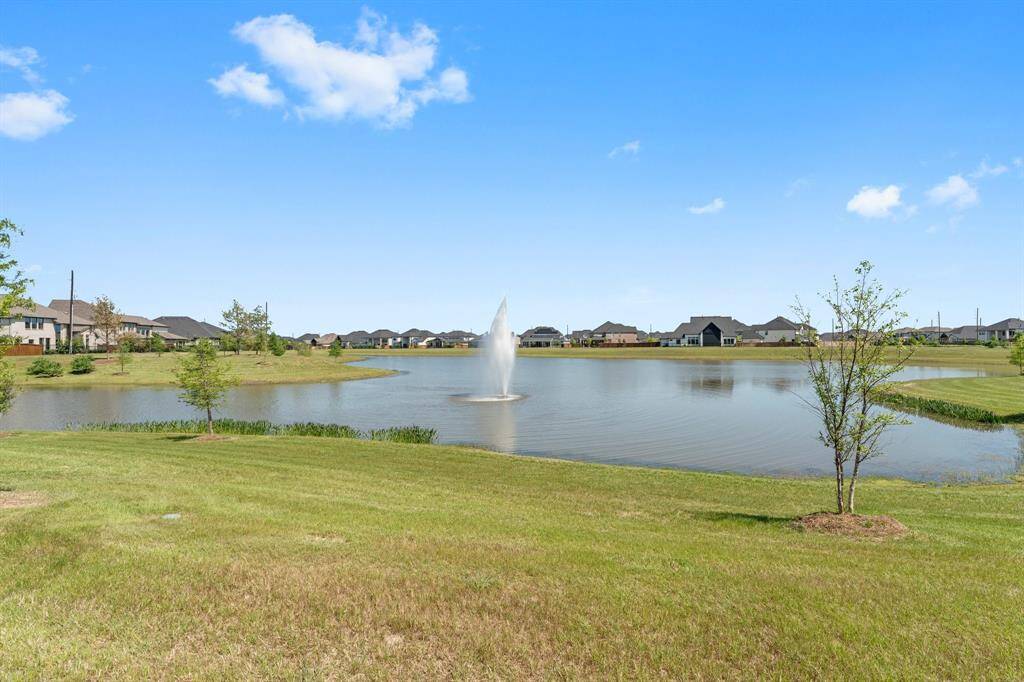 There are miles of hike and bike trails around the gorgeous lakes in this beautiful community of Dunham Pointe!