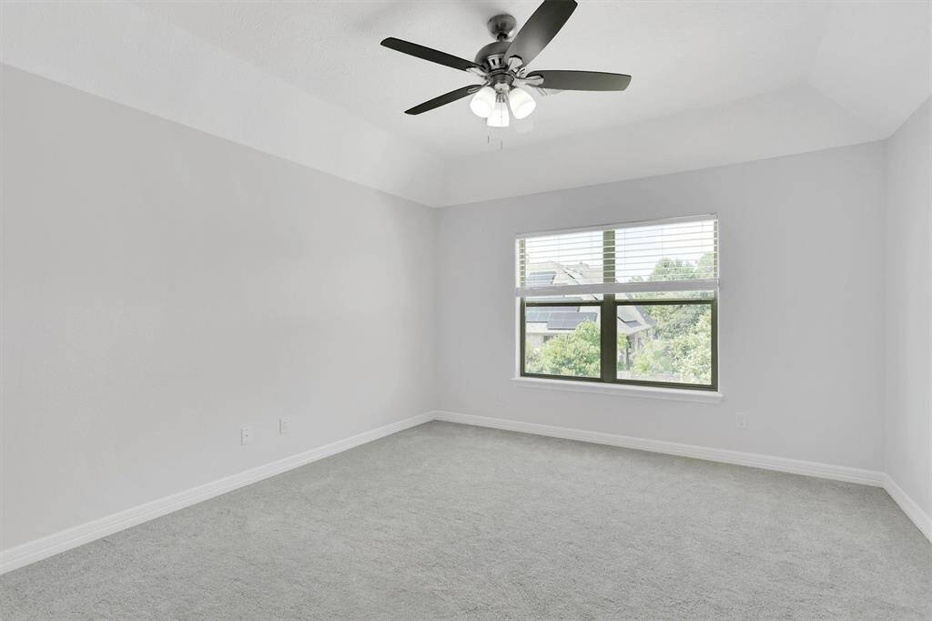 Beautiful and spacious secondary bedroom featuring windows with privacy blinds, carpet floors, a ceiling fan, and an own secondary bathroom with shower/tub combo.