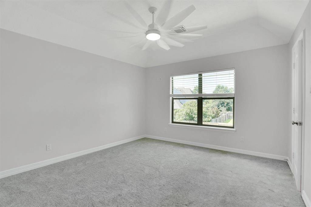 Beautiful and spacious secondary bedroom featuring windows with privacy blinds, carpet floors, a ceiling fan, and an own secondary bathroom with shower/tub combo.