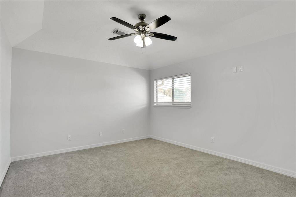 Beautiful and spacious secondary bedroom featuring windows with privacy blinds, carpet floors, a ceiling fan, and an own secondary bathroom with shower/tub combo.