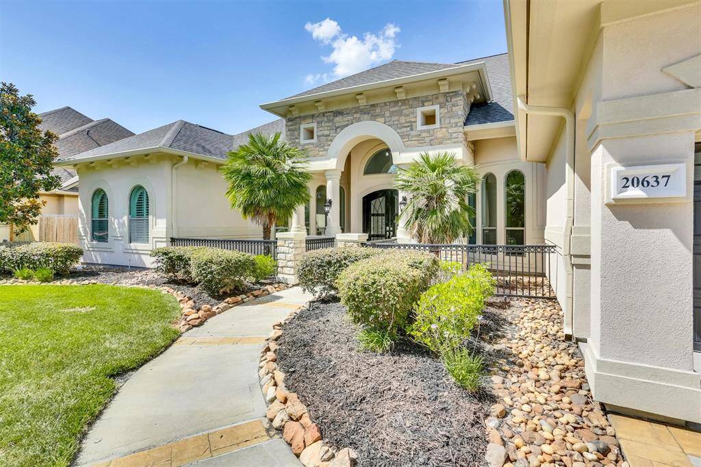 This captivating home boasts a grand curbside appeal and arrival experience - highlighting a beautiful brick and stone elevation, and a well maintained lawn.